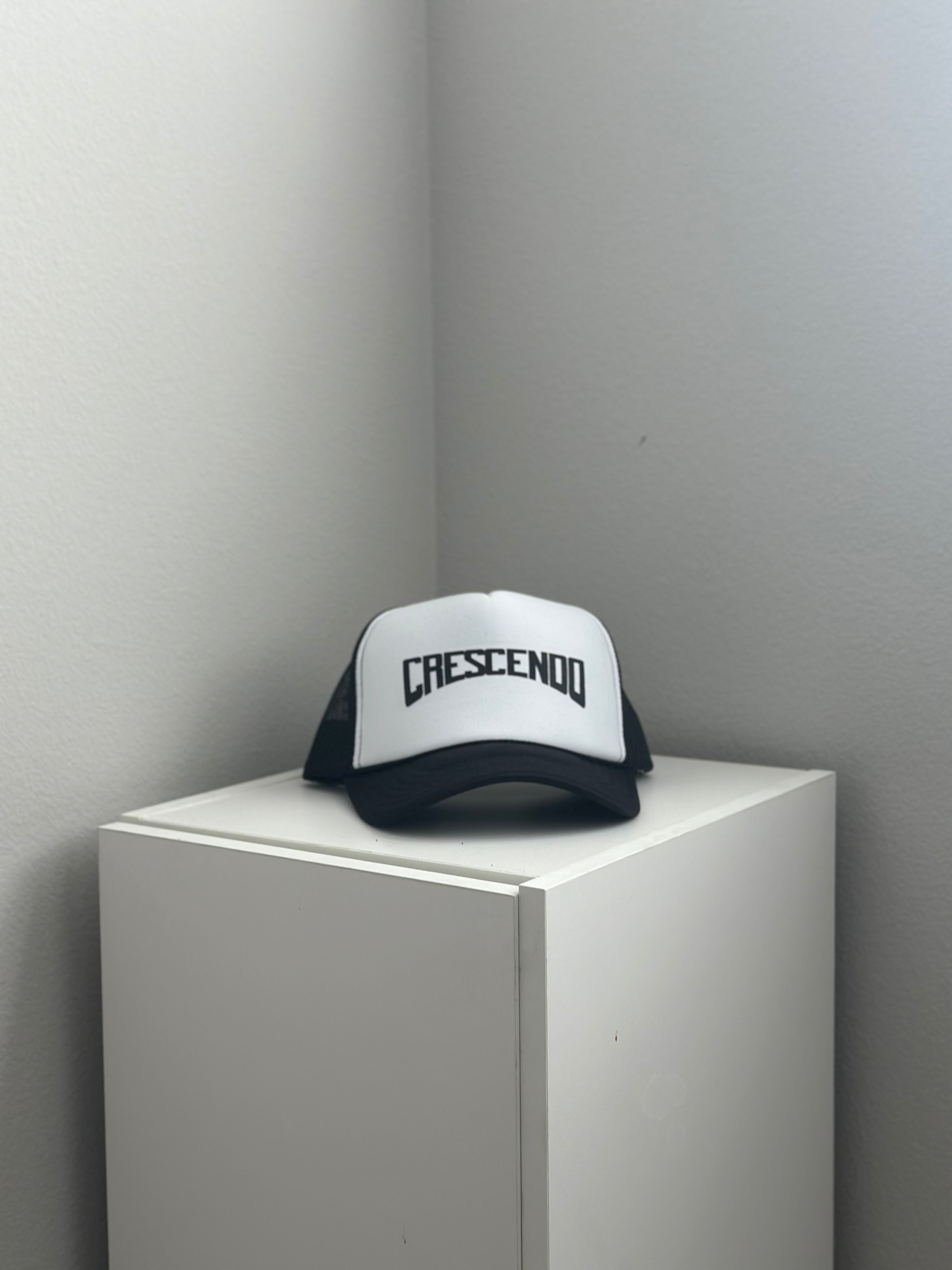 CRESCENDO ARCH WHITE/BLACK TRUCKER