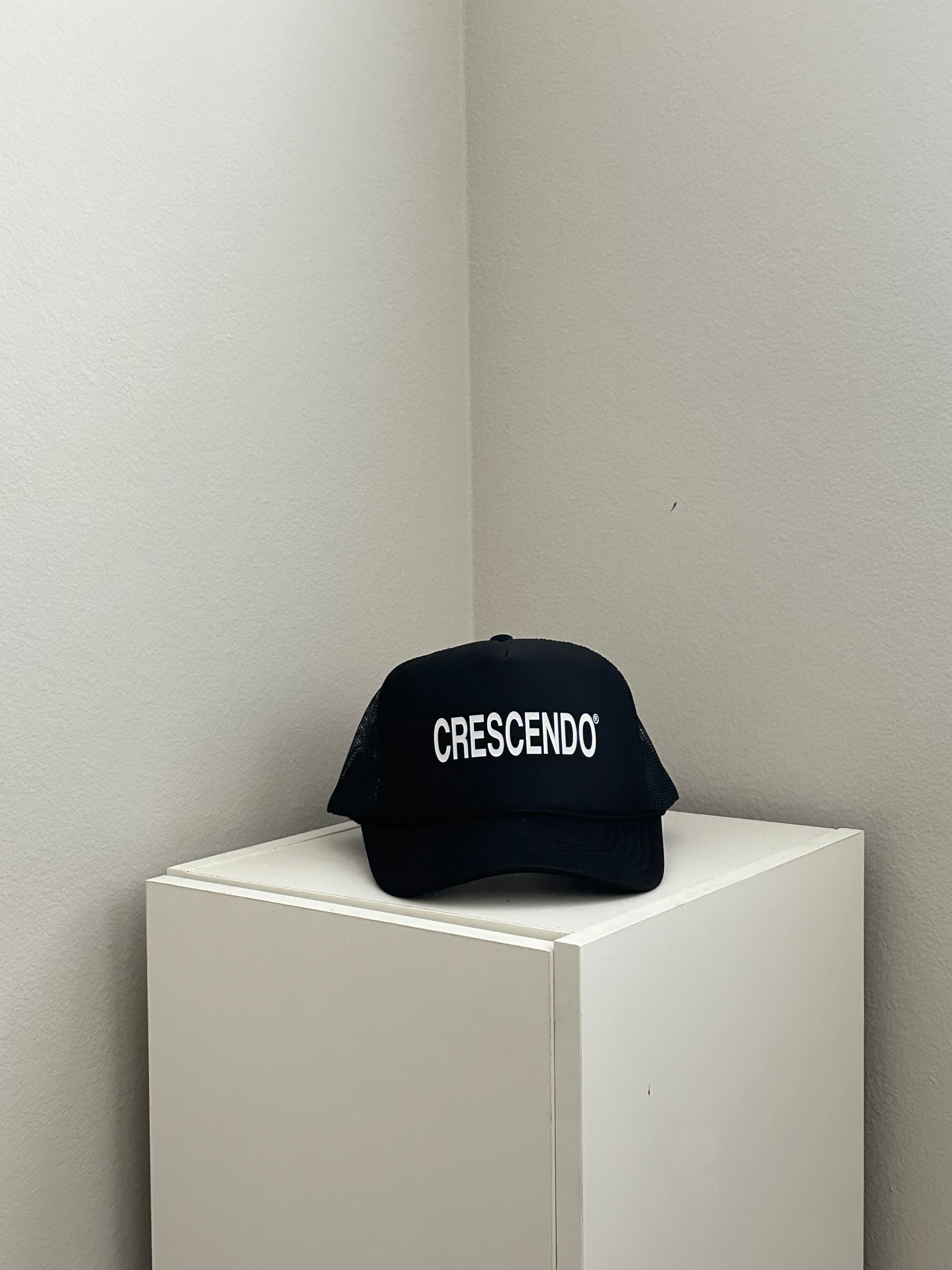 CRESCENDO SANS BLACK TRUCKER