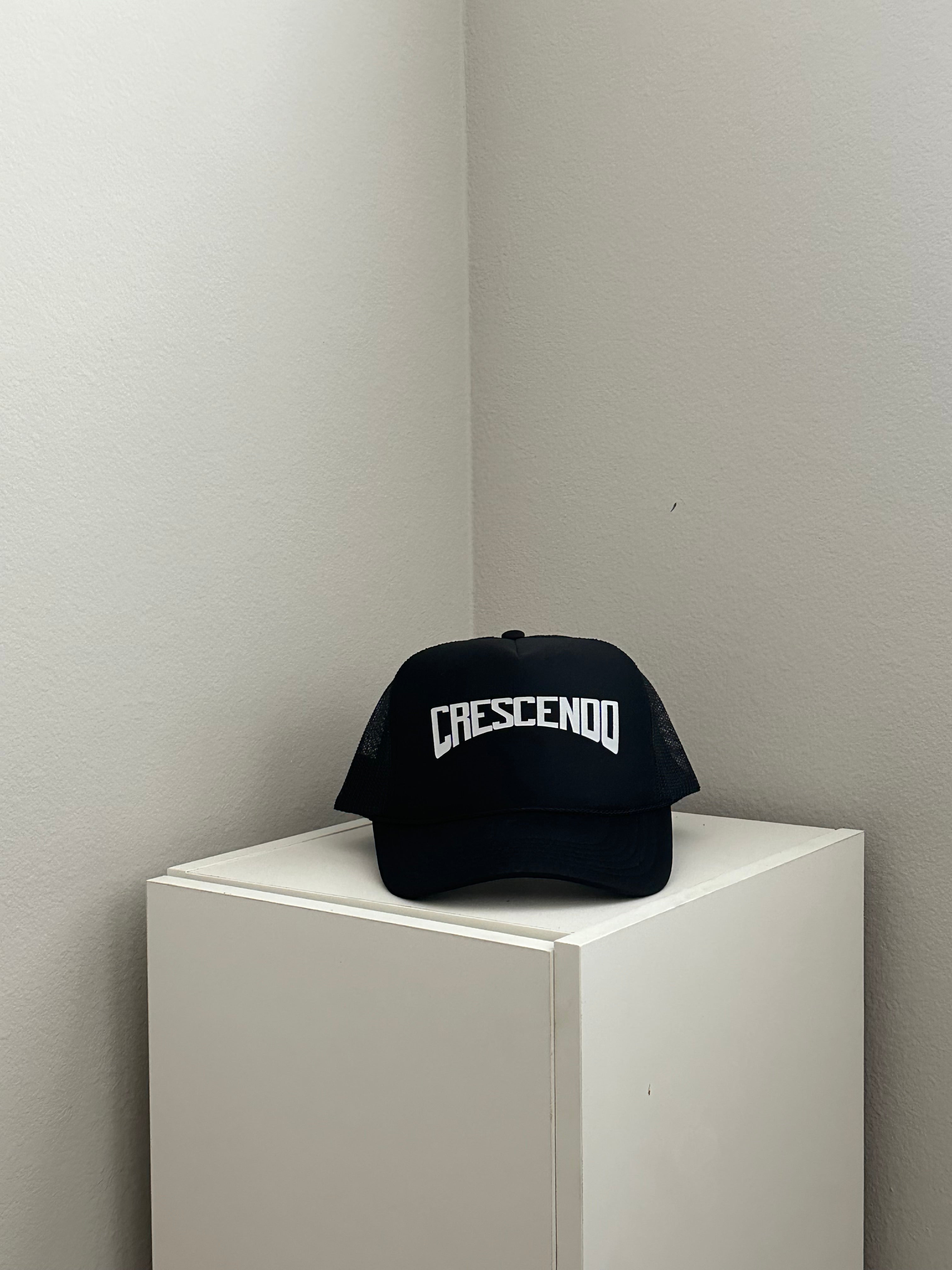 CRESCENDO ARCH BLACK TRUCKER